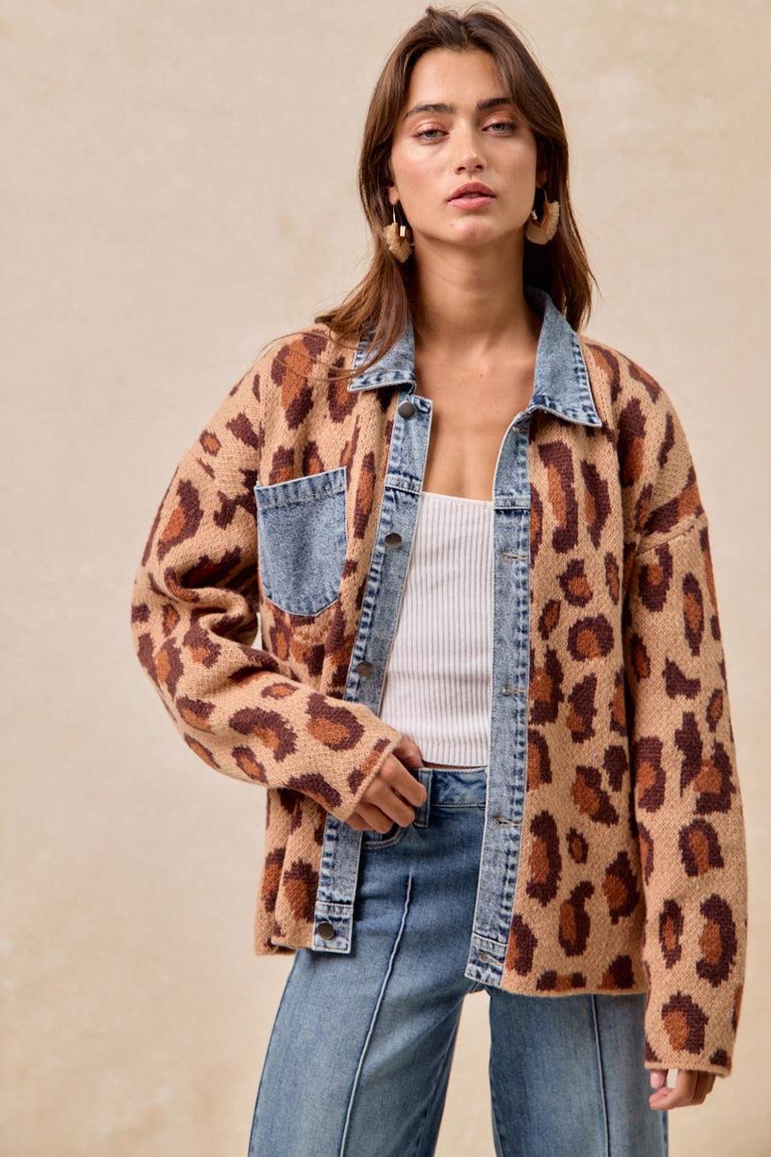 Leoparden-Hemdjacke mit Denim-Details – Ansicht 5