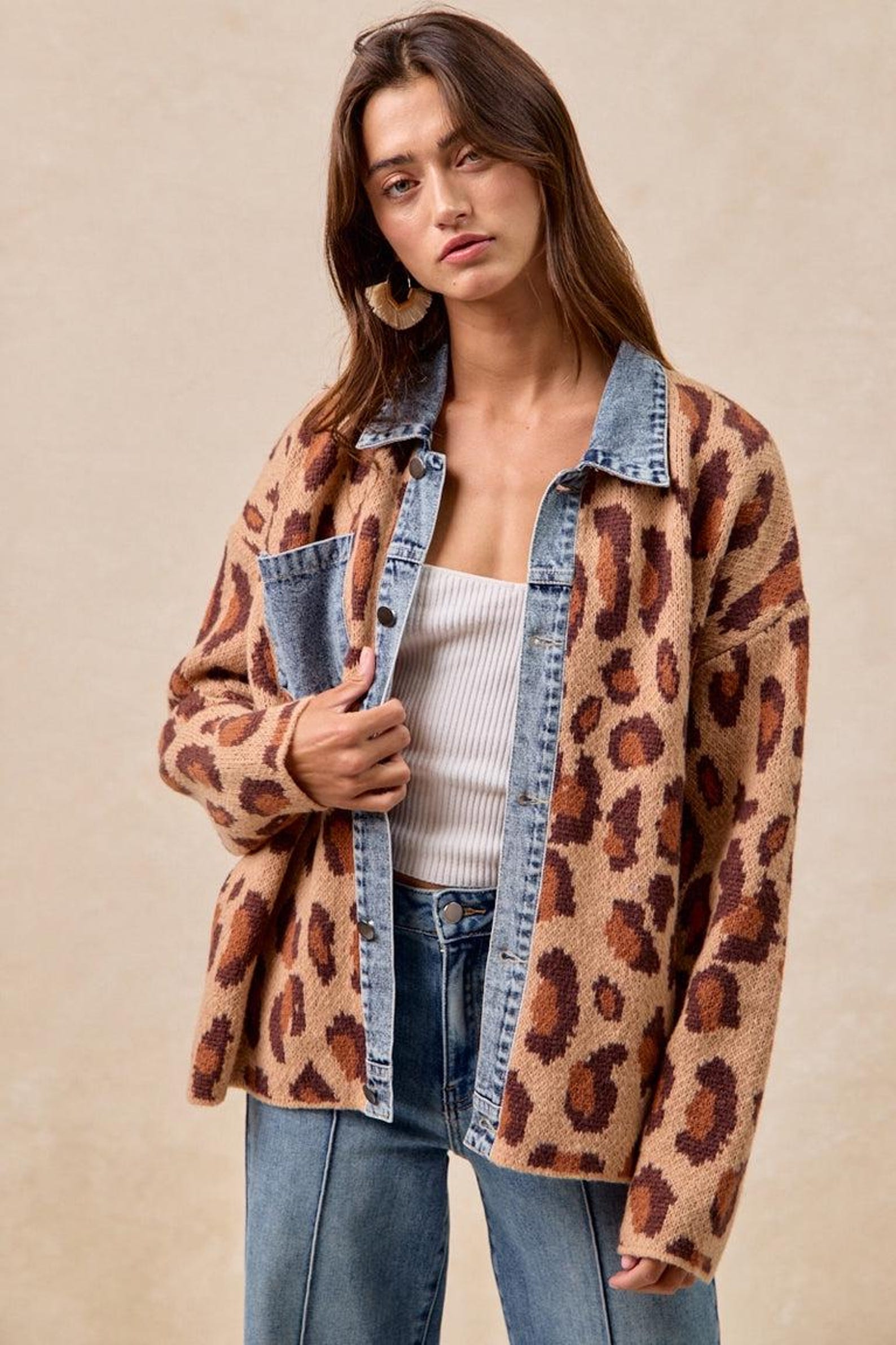 Leoparden-Hemdjacke mit Denim-Details – Ansicht 4