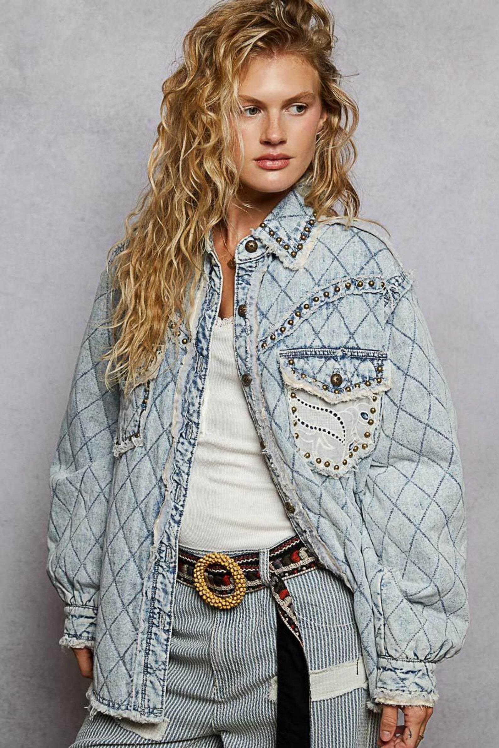 Gesteppte Jeansjacke mit Verzierungen – Ansicht 3