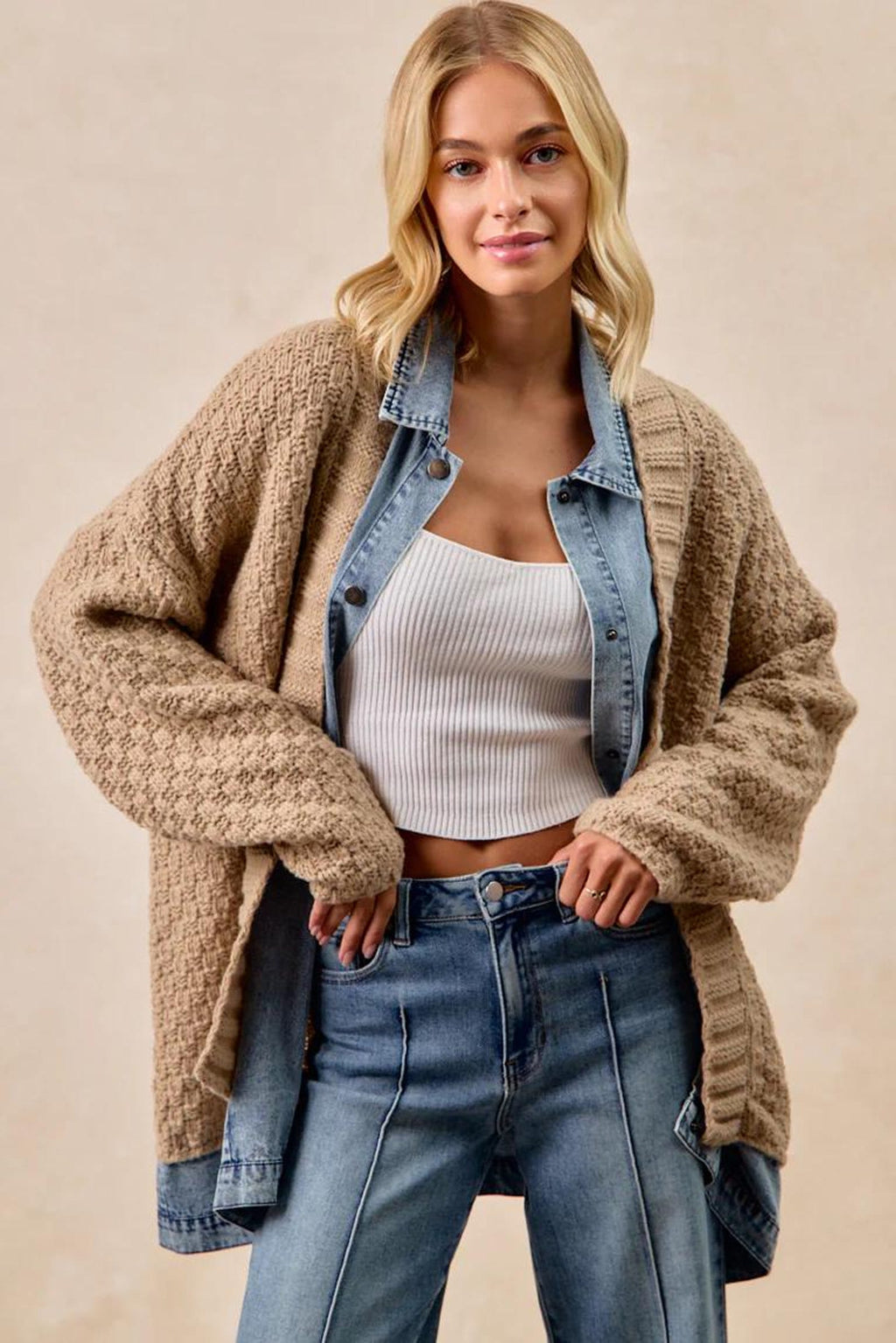 Langer Cardigan mit Denim-Details