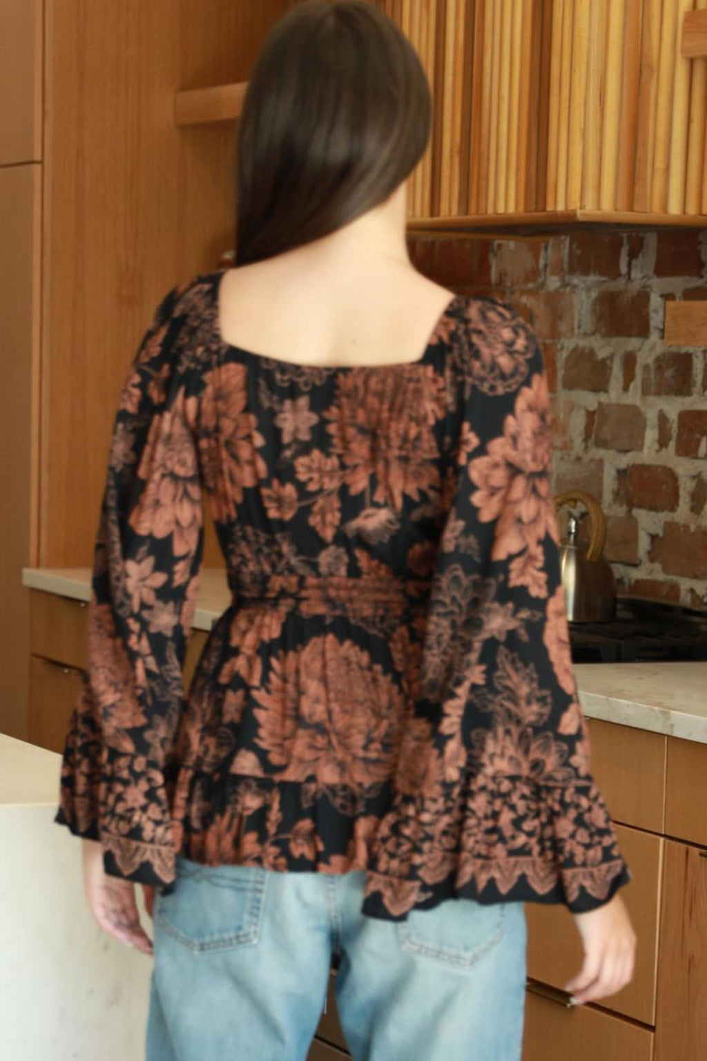 Rostrote Bluse mit Blütenprint – Ansicht 5