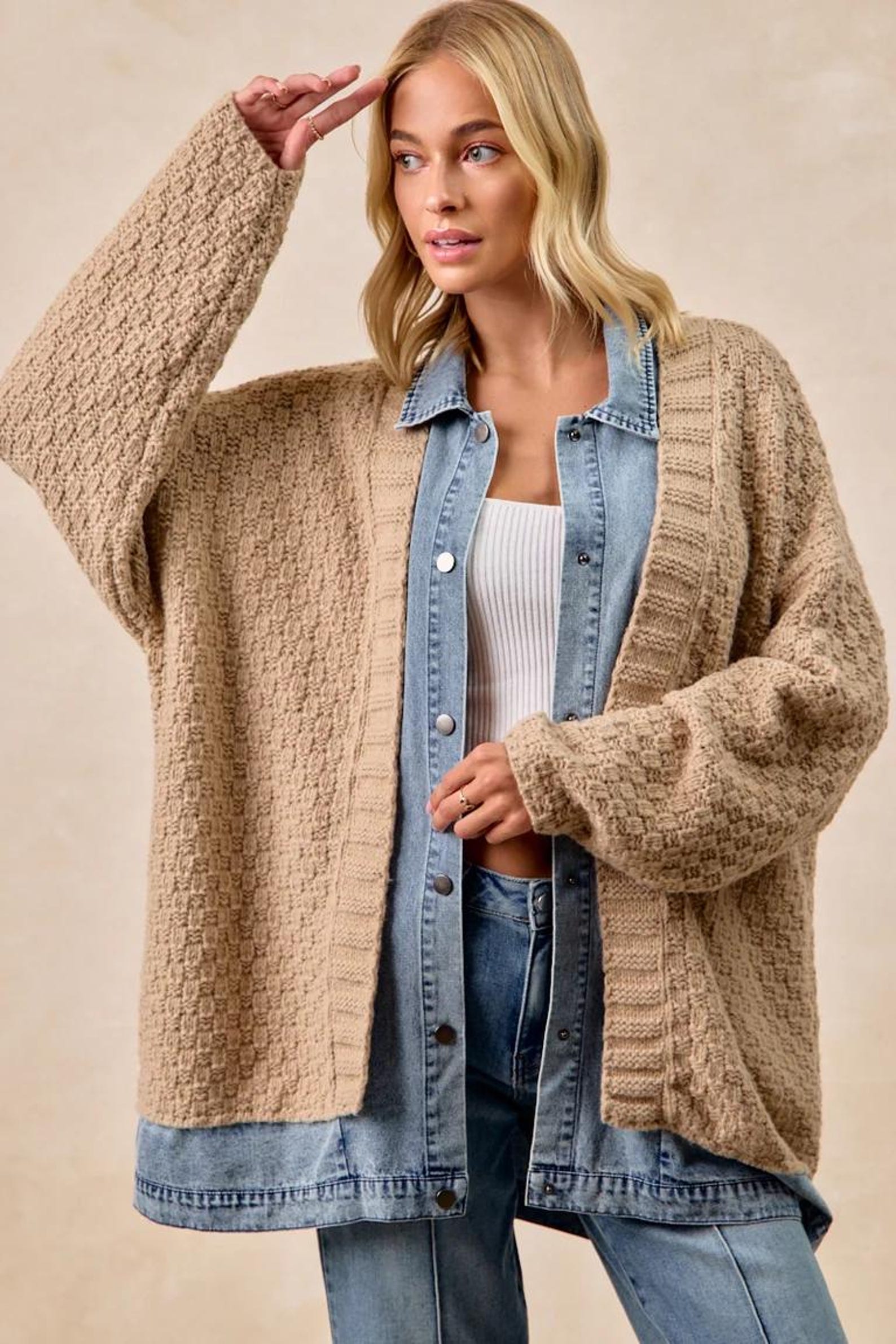 Langer Cardigan mit Denim-Details – Ansicht 3