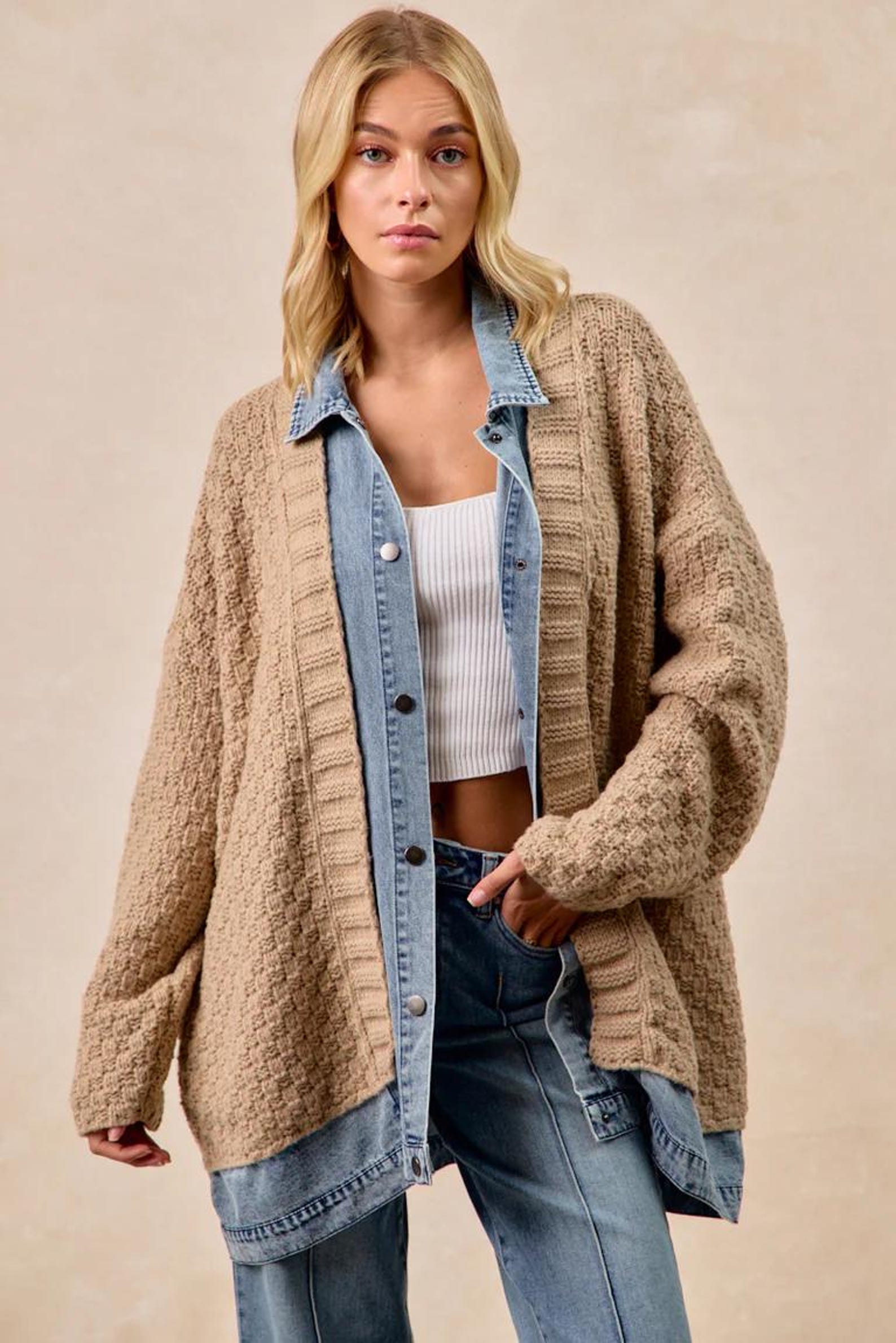 Langer Cardigan mit Denim-Details – Ansicht 2