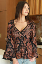 Rostrote Bluse mit Blütenprint