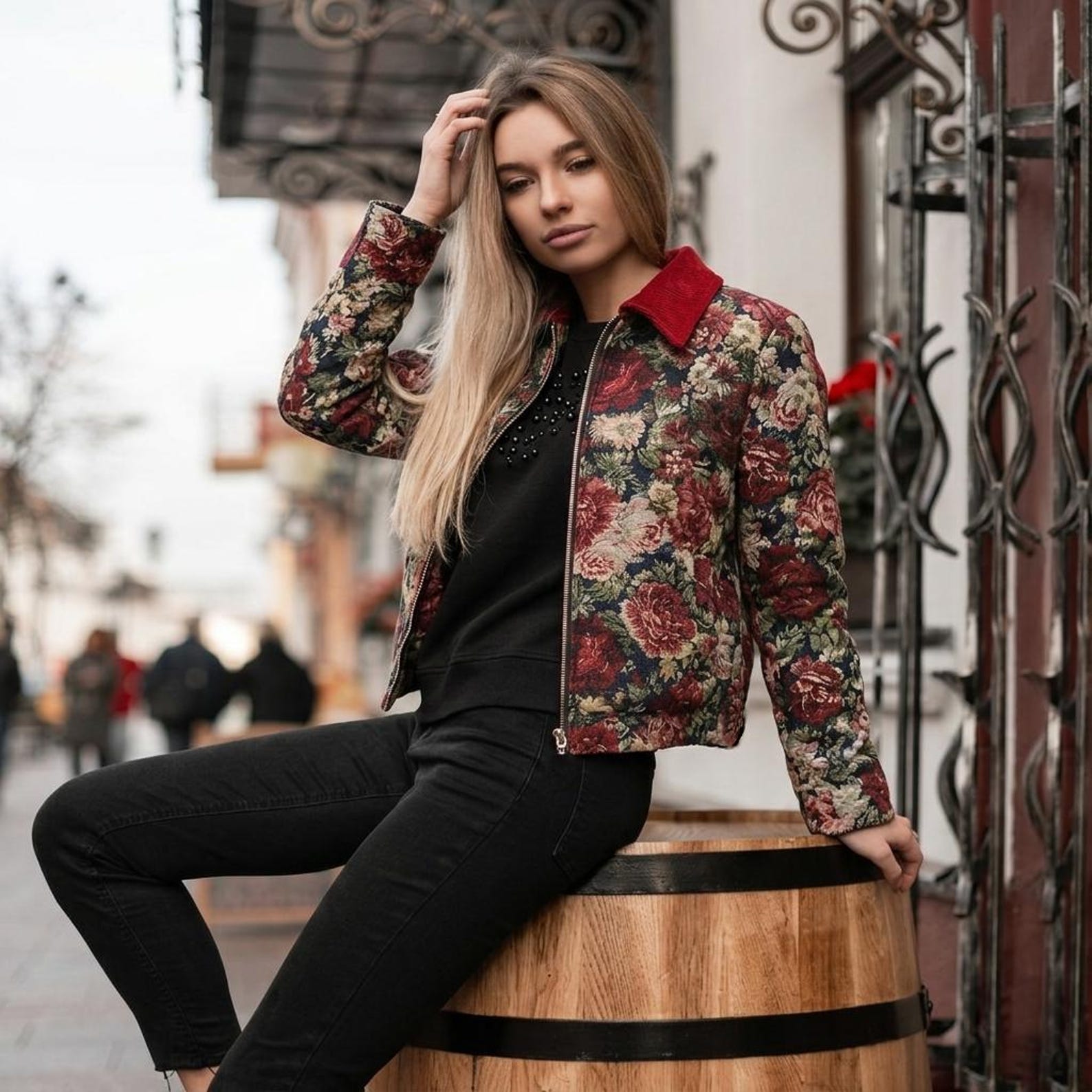 Jacquard-Bomberjacke mit Rosenmuster – Ansicht 5