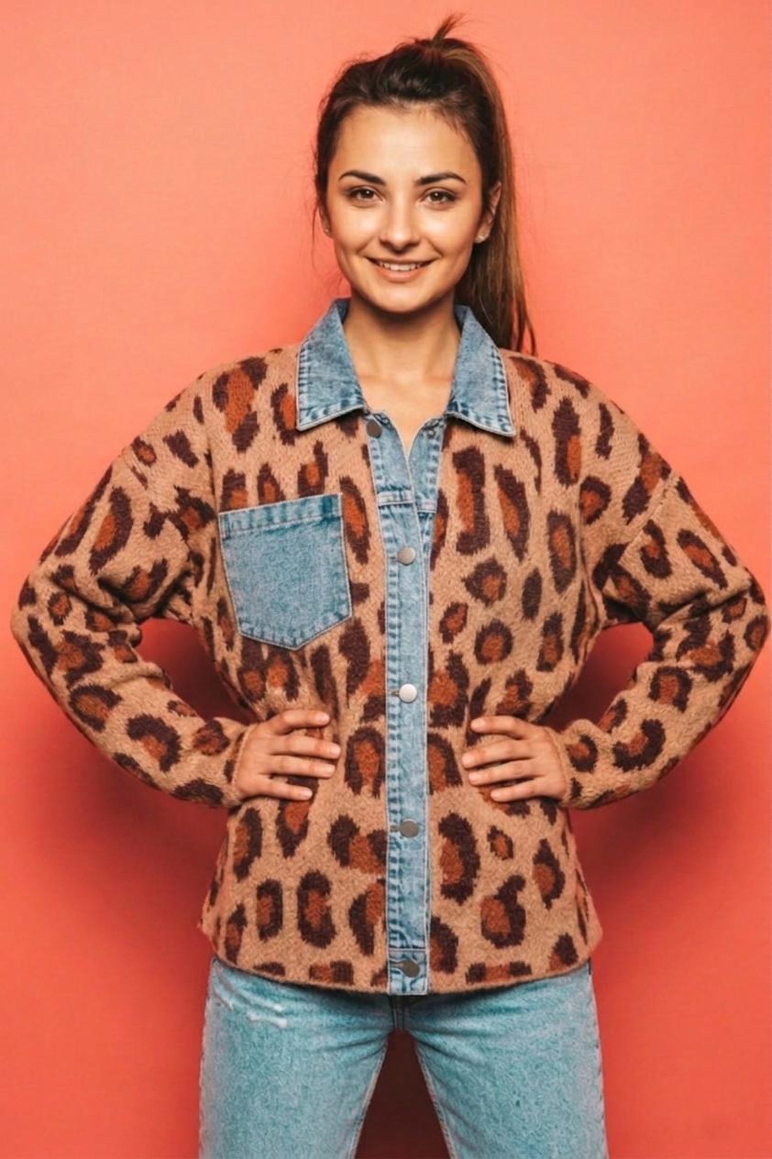 Leoparden-Hemdjacke mit Denim-Details – Ansicht 3