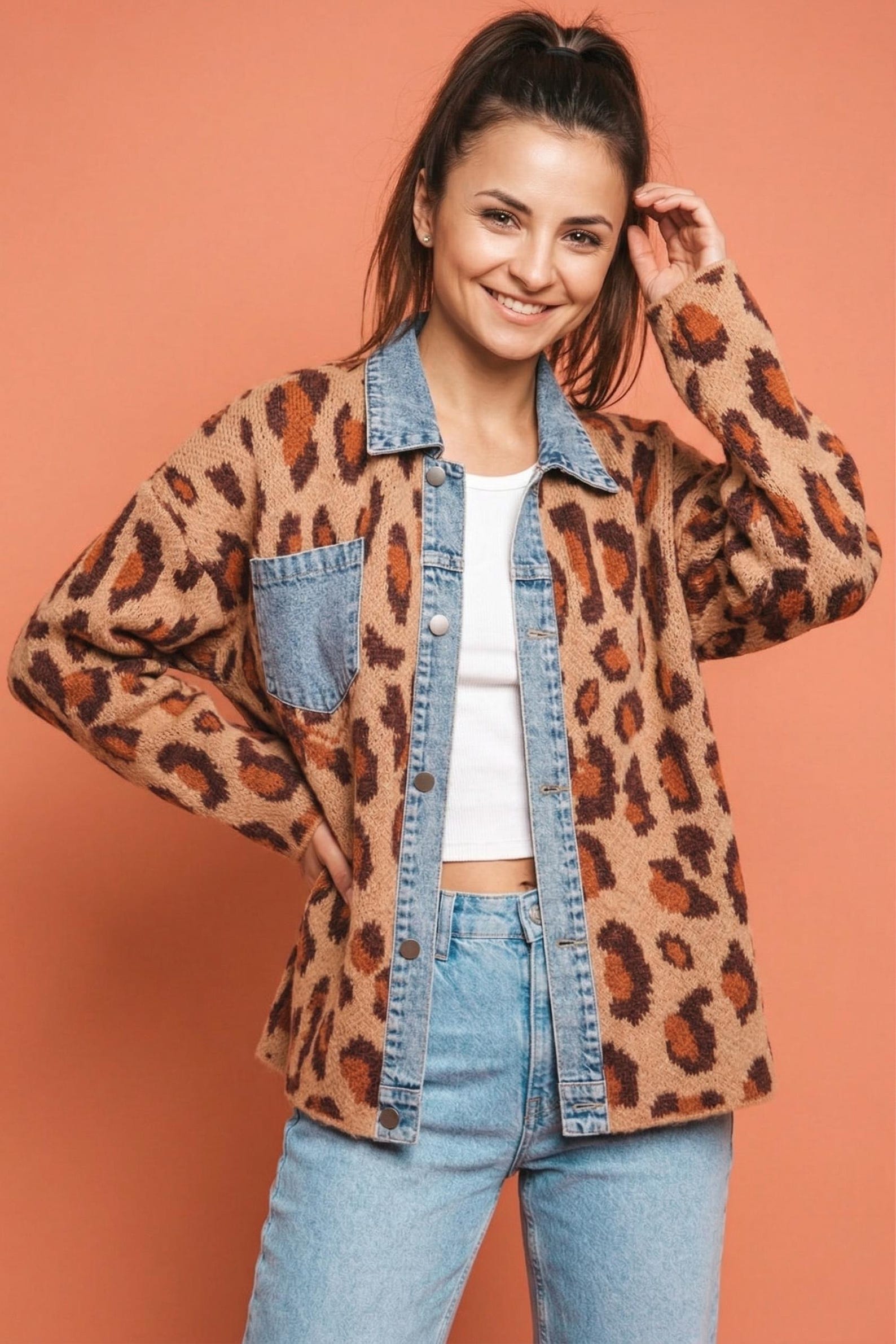 Leoparden-Hemdjacke mit Denim-Details – Ansicht 2