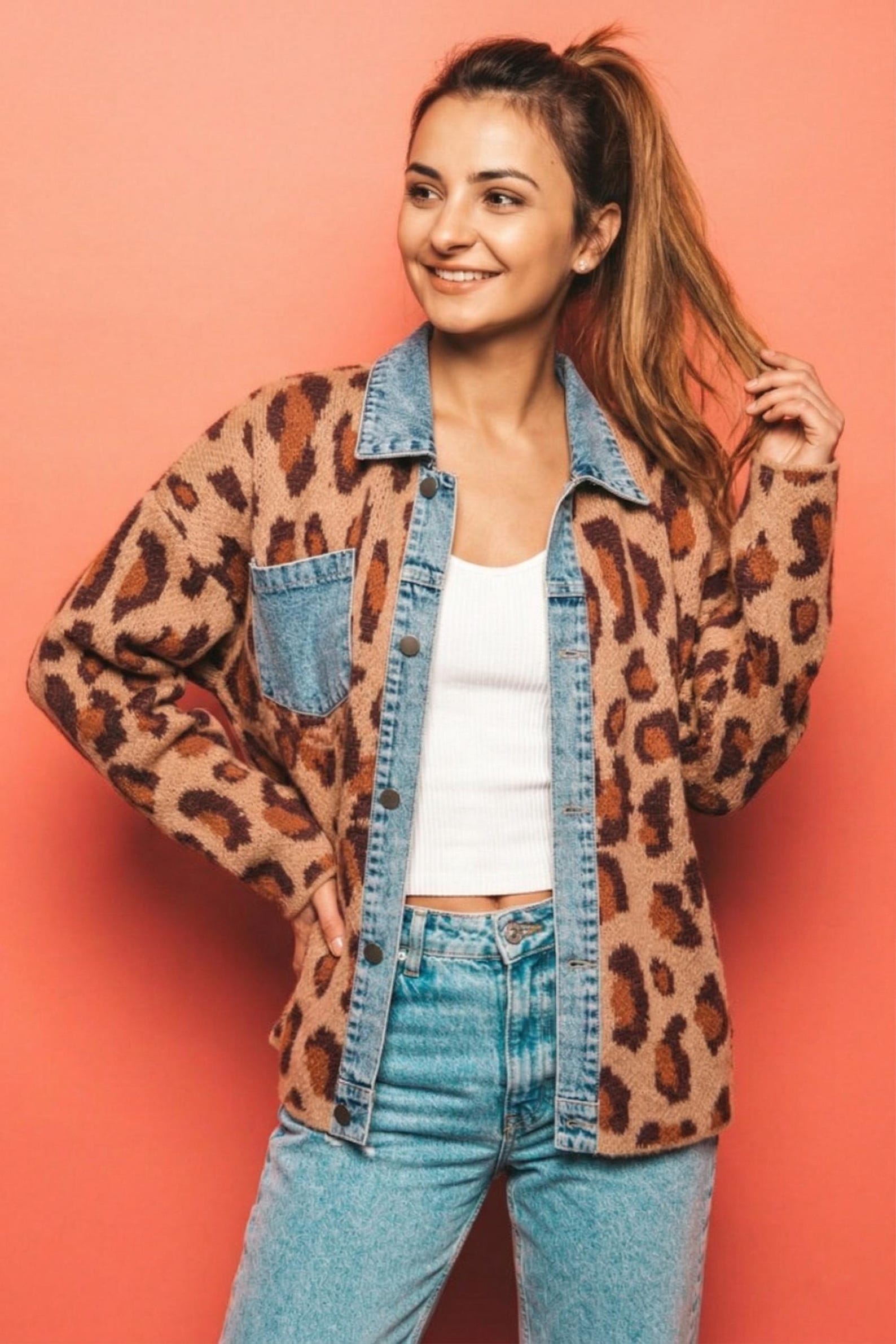 Leoparden-Hemdjacke mit Denim-Details