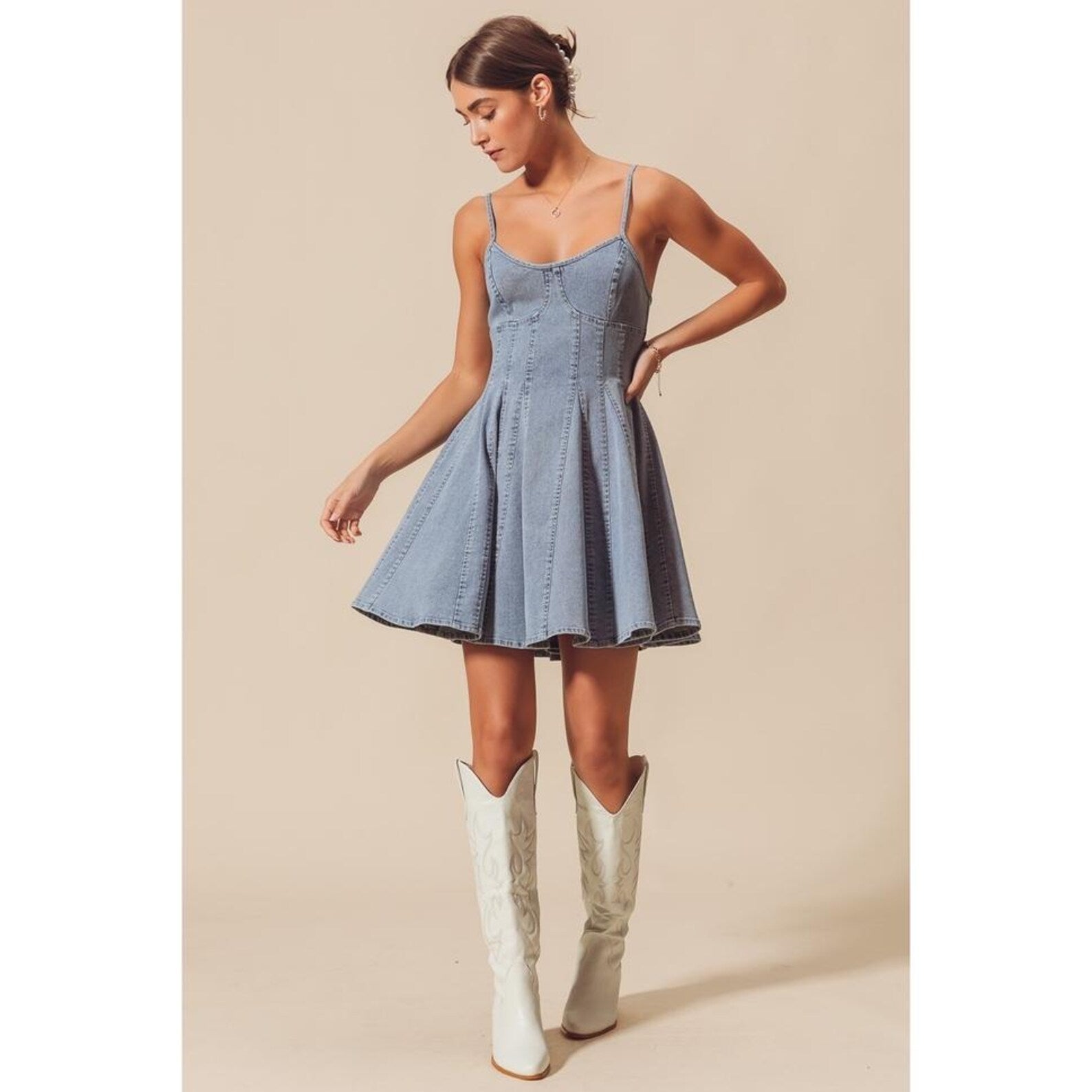 Jeans-Minikleid mit Korsagen-Details – Ansicht 4
