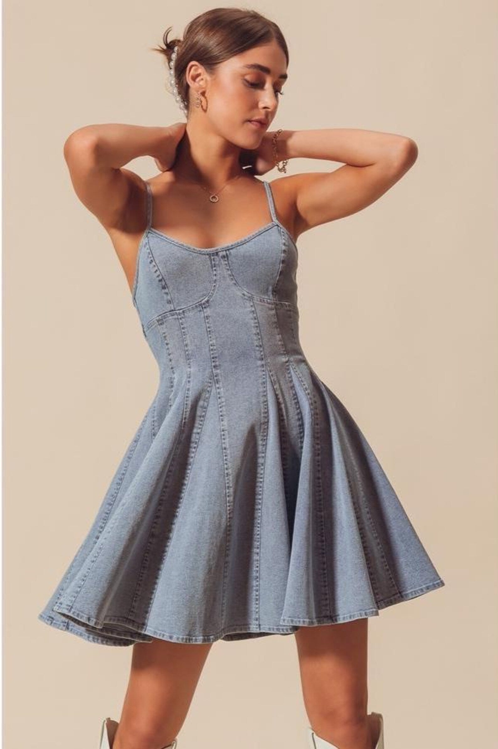 Jeans-Minikleid mit Korsagen-Details – Ansicht 2