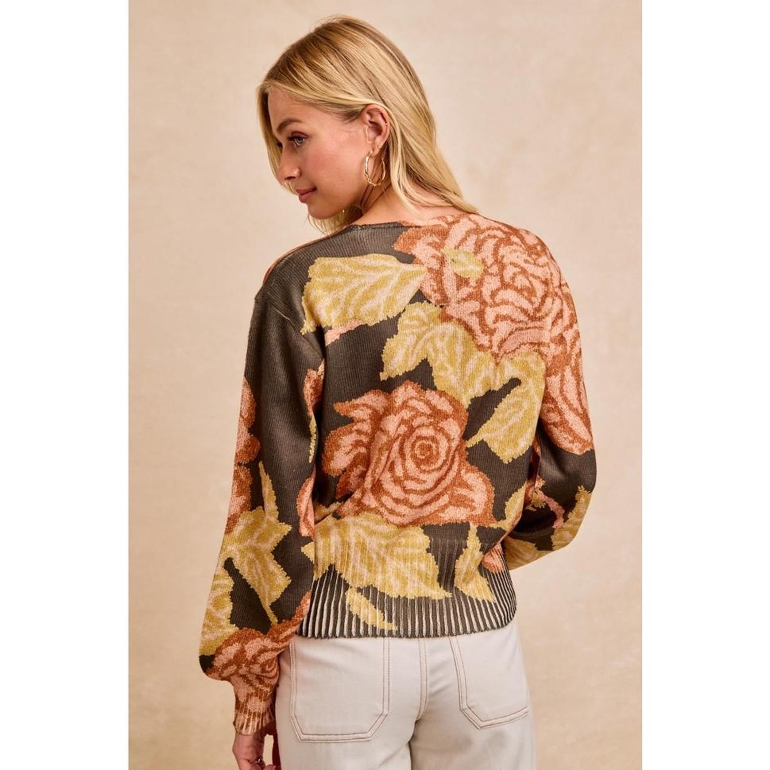 Olivgrüner Strickpullover mit Blütenprint – Ansicht 2